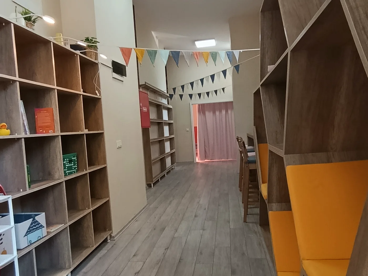 Kadıköy kitaplık koridoru ve bireysel çalışma köşeleri